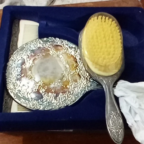 Silverplated vintage 3 piece dresser set. - Picture 4 of 5